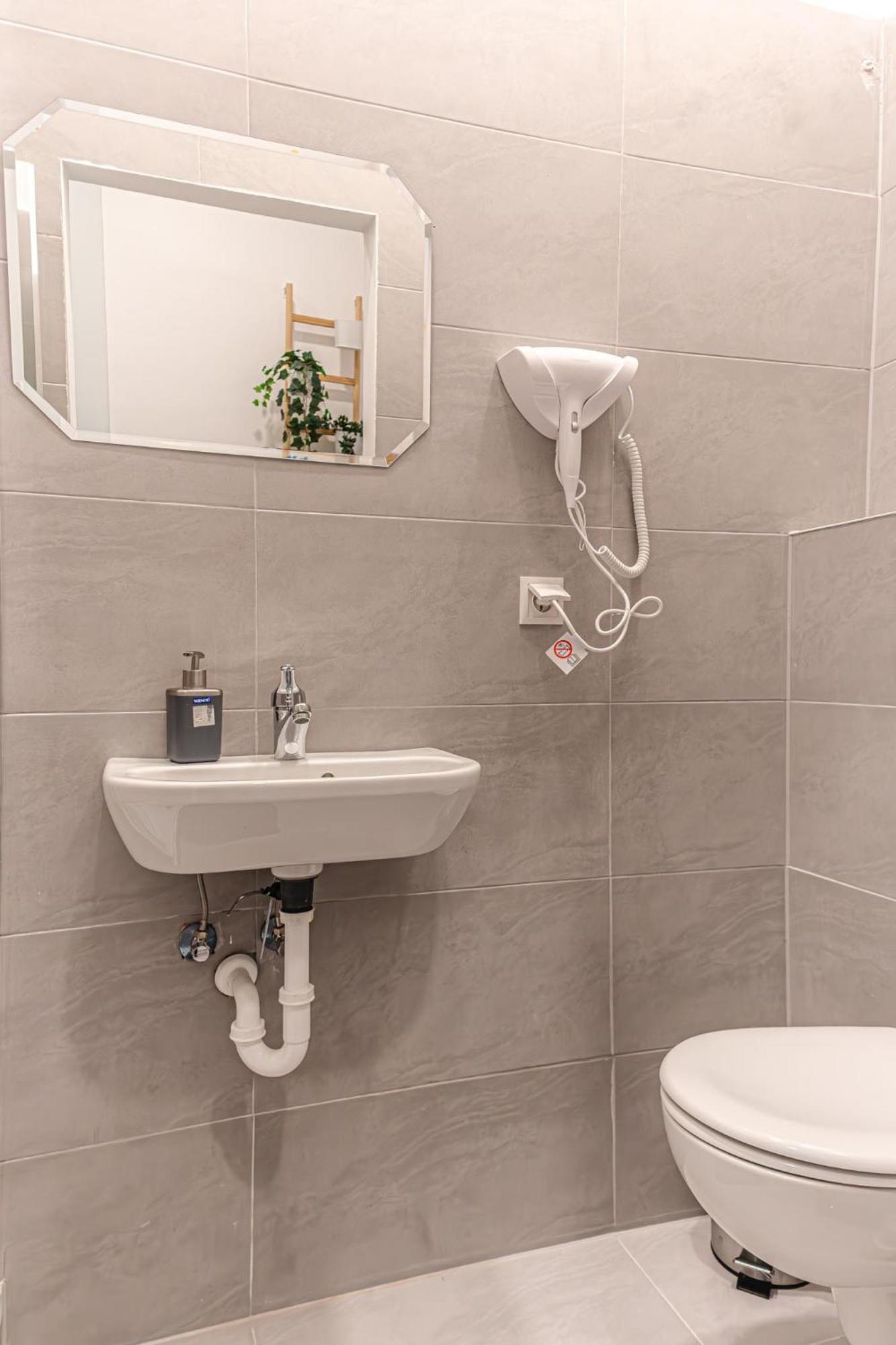 Stylish Studio Apartment Wiener Stadthalle מראה חיצוני תמונה